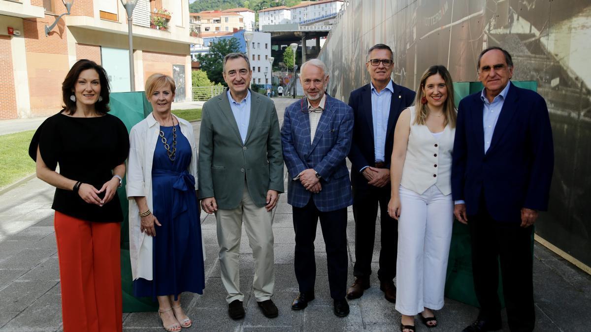 Los participantes en el foro de Sabino Arana Fundazioa, antes de la jornada.