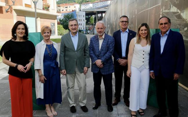 Los participantes en el foro de Sabino Arana Fundazioa, antes de la jornada.