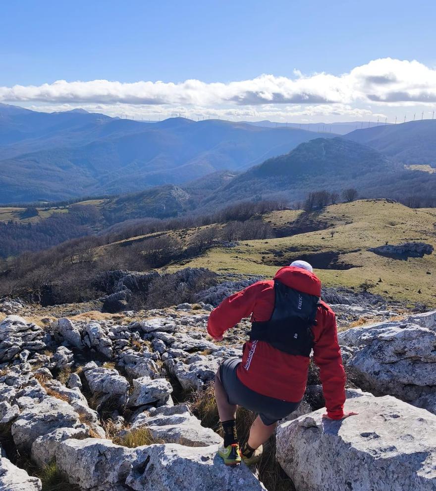 Delicado descenso por terreno kárstico