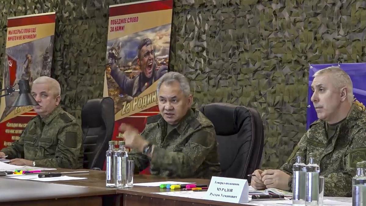 El ministro de Defensa ruso durante una visita a las tropas que combaten en Ucrania.
