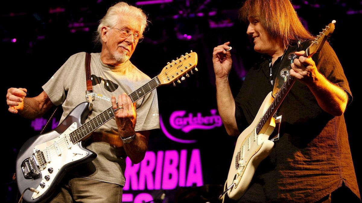 El músico John Mayall y el guitarrista Greg Zob, durante el concierto que ofrecieron en el Hondarribia Blues Festival