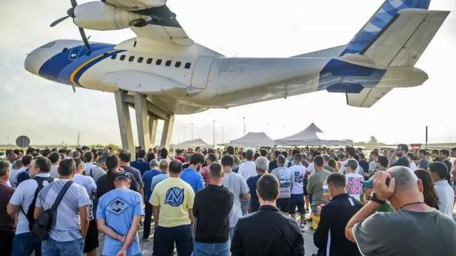 Trabajadores de Airbus se concentran durante la primera jornada de huelga indefinida.