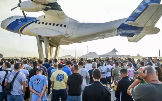 Trabajadores de Airbus se concentran durante la primera jornada de huelga indefinida.