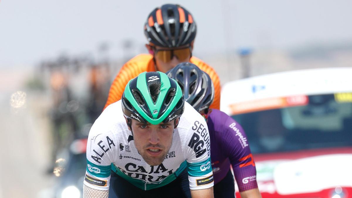 Lazkano, Pelayo Sánchez y Azparren, en la Vuelta de 2021.