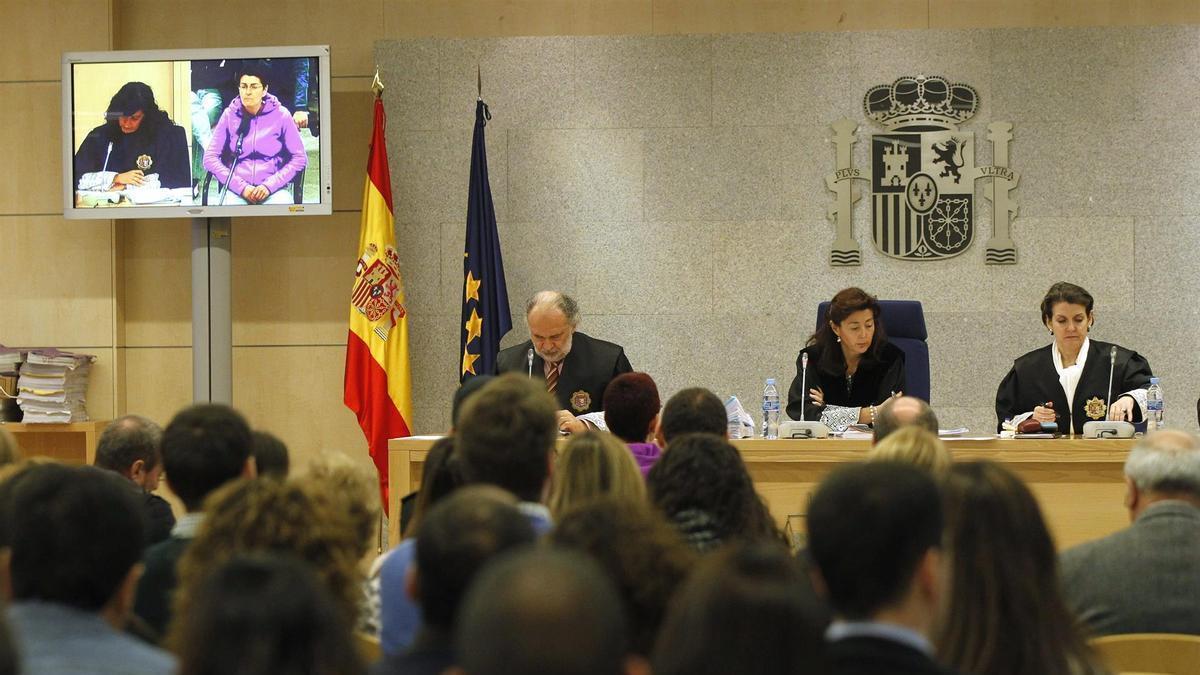 Ana Belén Egües, en la pantalla, comparece durante un juicio en 2014.