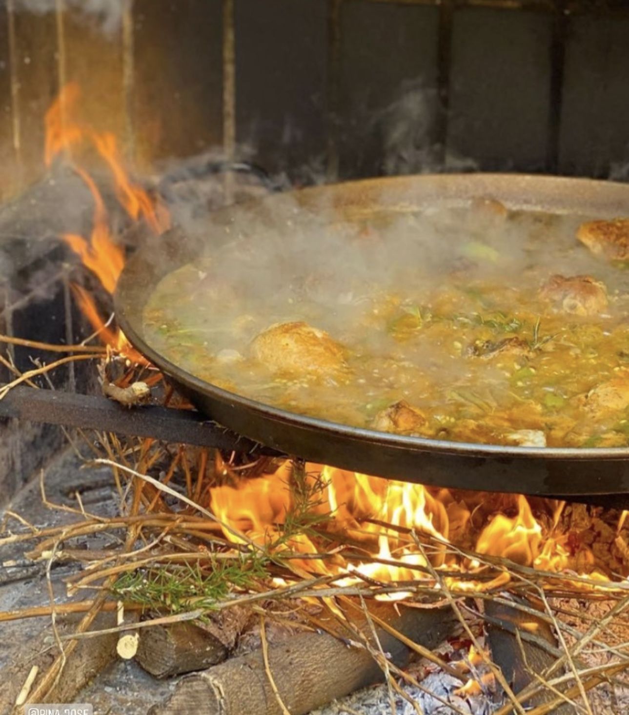 Paella de conejo y cerdo ibérico.