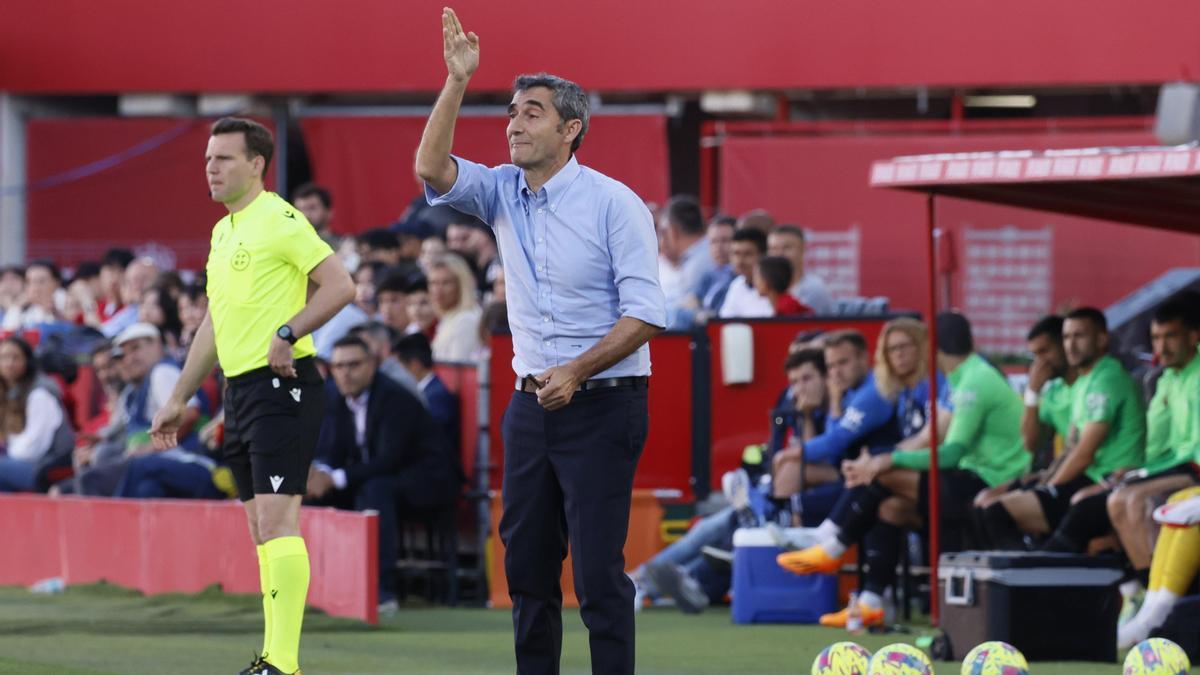 Ernesto Valverde da instrucciones a sus jugadores durante partido ante el Mallorca.
