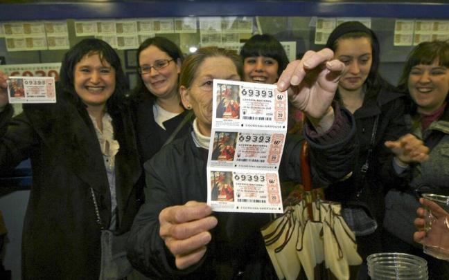 Varias agraciadas con un premio en un sorteo de Navidad. Varias agraciadas con un premio en un sorteo de Navidad.