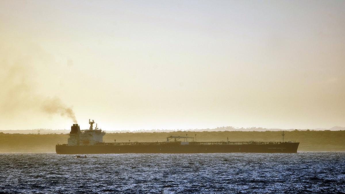 Imagen de un barco petrolero transportando crudo por el mar