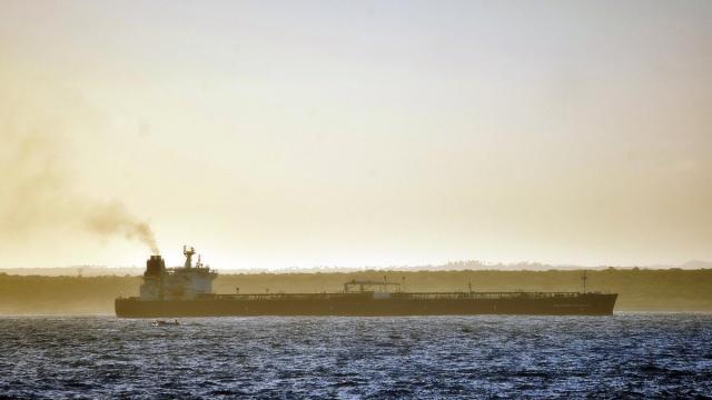 Imagen de un barco petrolero transportando crudo por el mar
