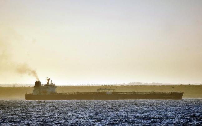 Imagen de un barco petrolero transportando crudo por el mar