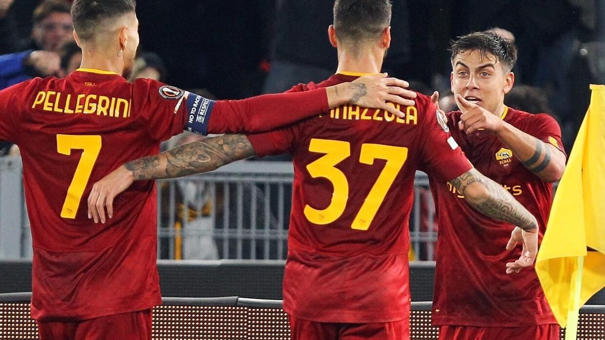 Dybala celebra con Pellegrini y Spinazzola su gol al Salzburgo, este jueves en Roma.