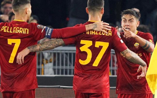 Dybala celebra con Pellegrini y Spinazzola su gol al Salzburgo, este jueves en Roma.