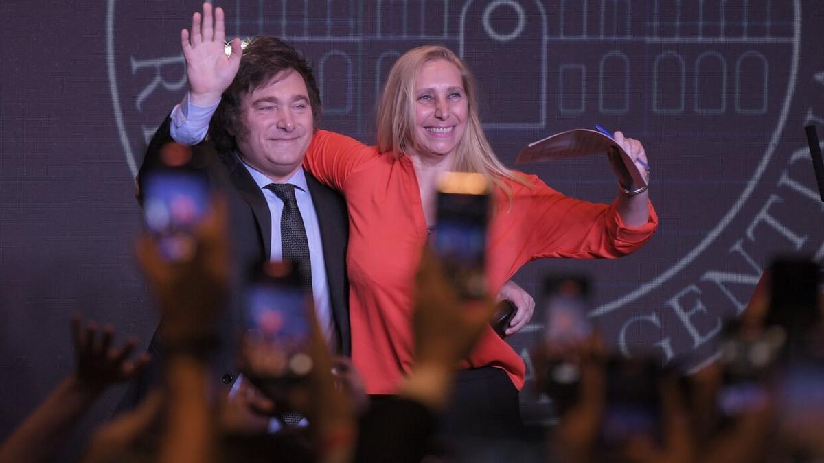 Milei celebra su triunfo en las elecciones de Argentina.