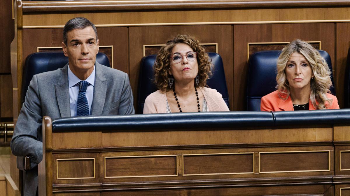 El presidente del Gobierno, Pedro Sánchez; la vicepresidenta primera y ministra de Hacienda, María Jesús Monteo y la vicepresidenta segunda y ministra de Trabajo, Yolanda Díaz