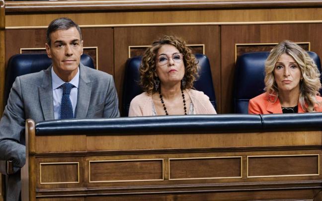 El presidente del Gobierno, Pedro Sánchez; la vicepresidenta primera y ministra de Hacienda, María Jesús Monteo y la vicepresidenta segunda y ministra de Trabajo, Yolanda Díaz