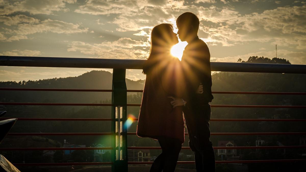 Imagen de una pareja enamorada con el atardecer de fondo