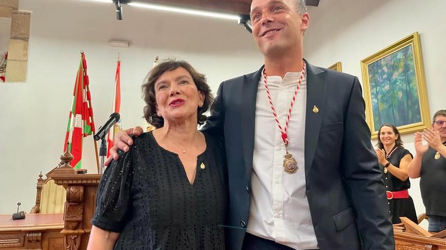 Gloria González Aseguinolaza, que recibió la Insignia el pasado año, junto al alcalde de Hondarribia, Igor Enparan.