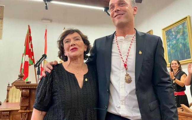 Gloria González Aseguinolaza, que recibió la Insignia el pasado año, junto al alcalde de Hondarribia, Igor Enparan.