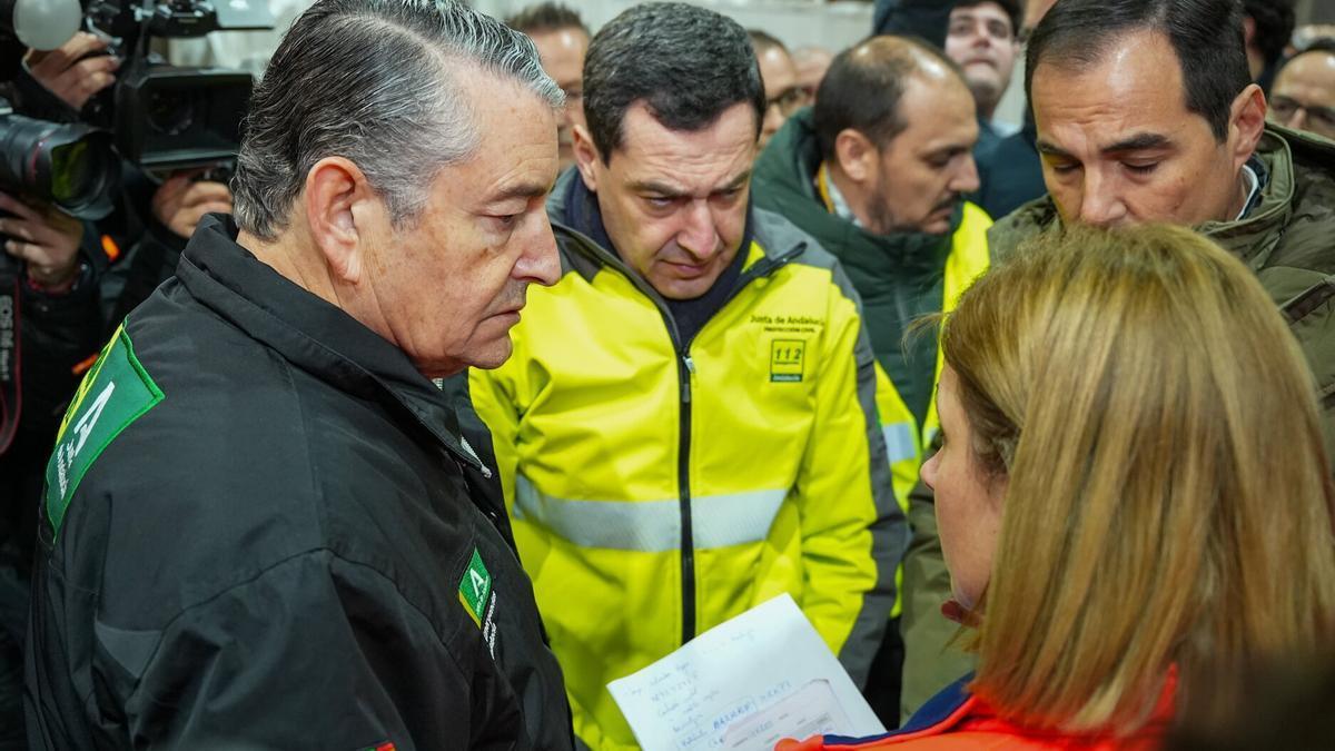 presidente de Andalucía, Juanma Moreno, y el consejero andaluz de Sanidad, Antonio Sanz, durante la visita al centro de emergencias en Adamuz.