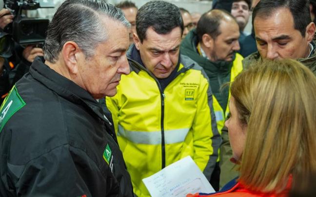 presidente de Andalucía, Juanma Moreno, y el consejero andaluz de Sanidad, Antonio Sanz, durante la visita al centro de emergencias en Adamuz.