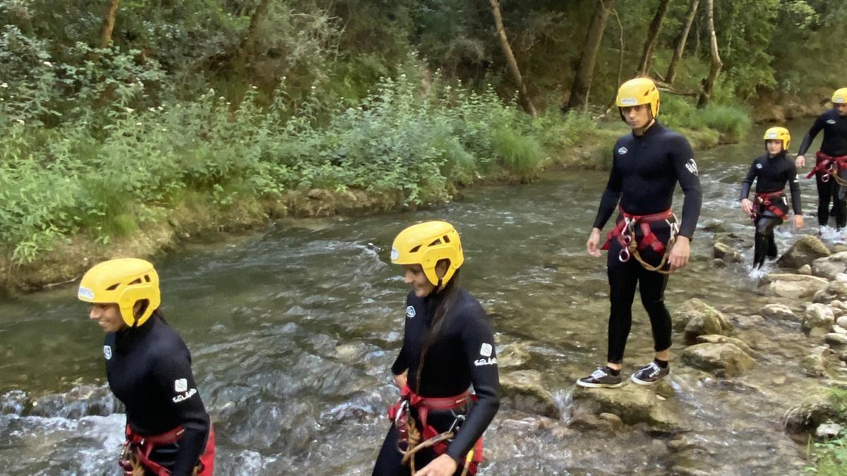 La experiencia incluye disfrutar de un tobogán natural.