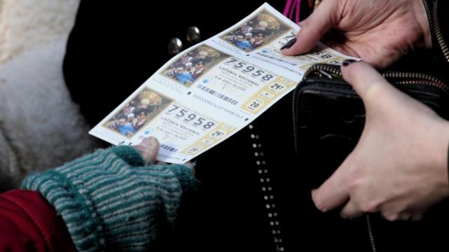 Varios boletos de la Loteria del Niño