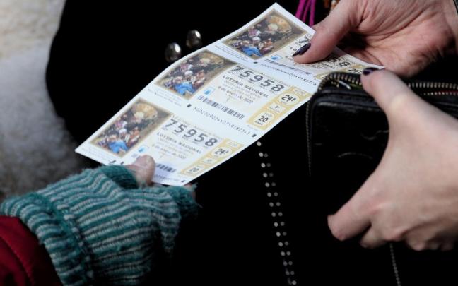 Varios boletos de la Loteria del Niño