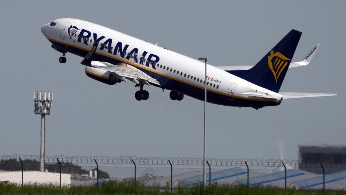 Un avión de Ryanair, en pleno despegue.