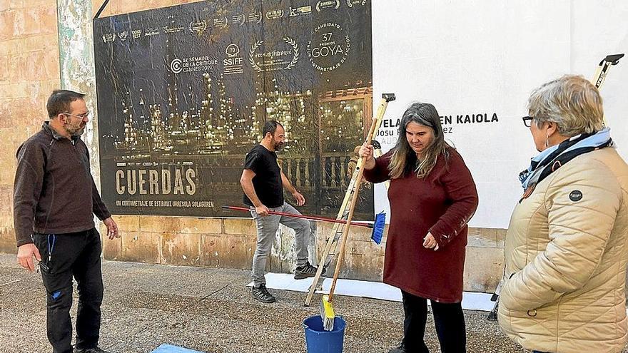 Colocación del mural en Llodio.