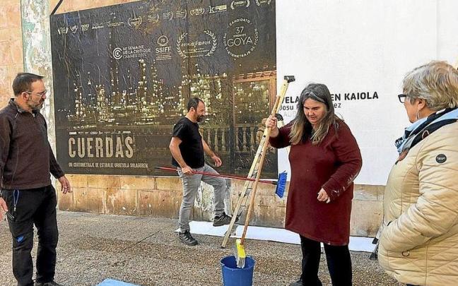 Colocación del mural en Llodio.
