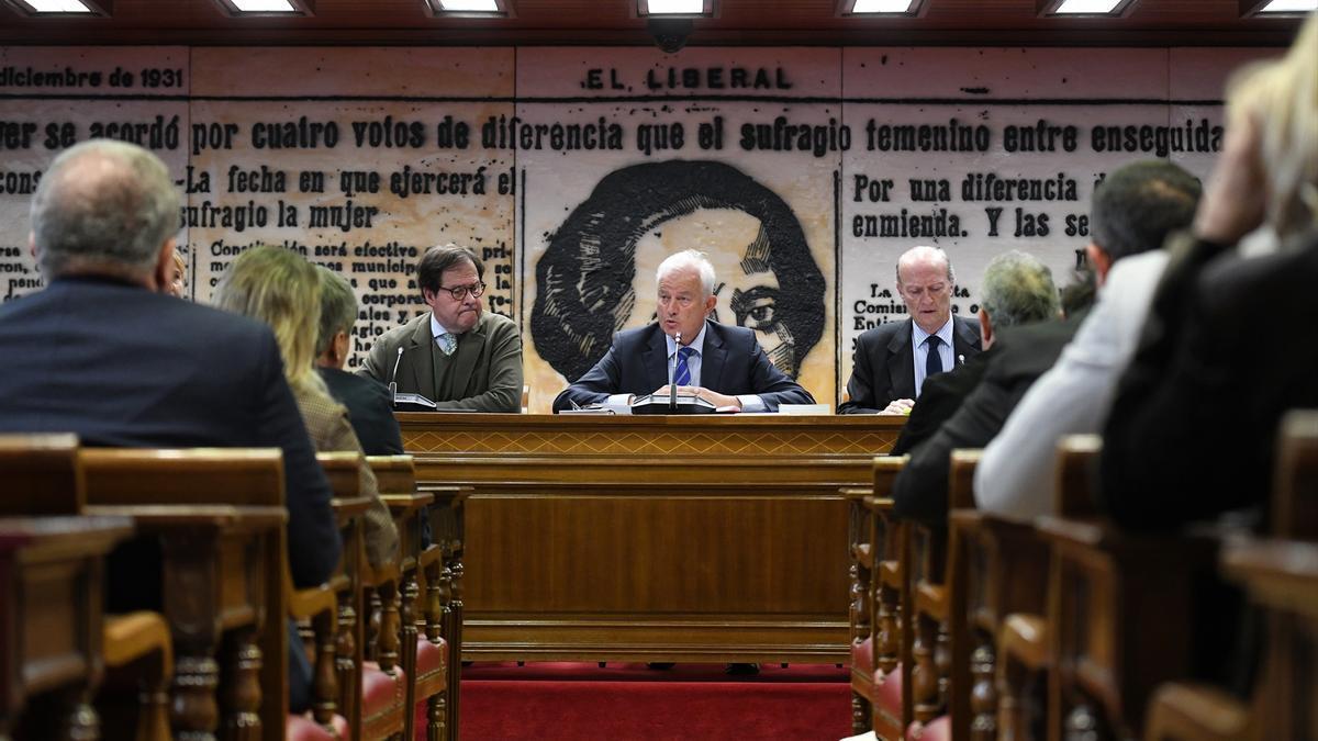 El senador del PP Salvador de Foronda (i), y el diputado del PP Eloy Suárez (c) durante la constitución y designación de la mesa de la Comisión de Investigación por el ‘caso Koldo’.