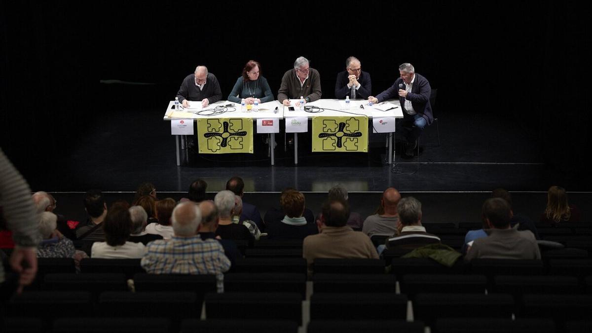 Al fondo, de izquierda a derecha, Javier Leoz (Geroa Bai), Cecilia Ulzurrun (PSN), Joseba Asiron (EH Bildu), Enrique Maya (Navarra Suma) y el moderador del evento de ayer martes en el civivox, José Antonio Navidad.