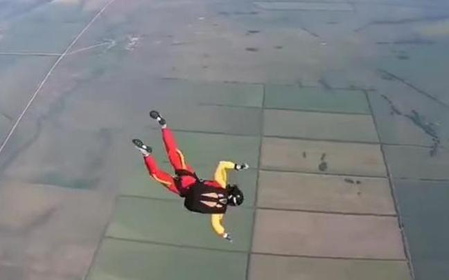 La mujer, cayendo sin control hacia el suelo.