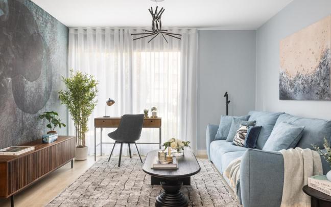 Vista general del salón, con una zona de trabajo al fondo.