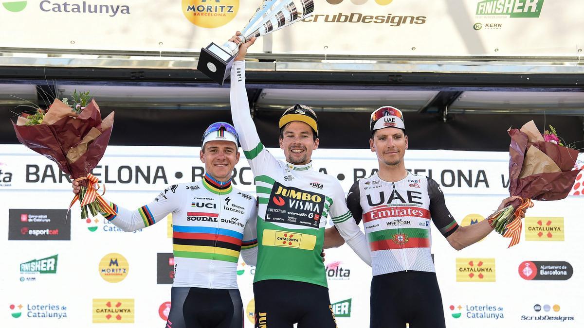 El podio de la Volta, con Roglic (c), Evenepoel (i) y Almeida (d).