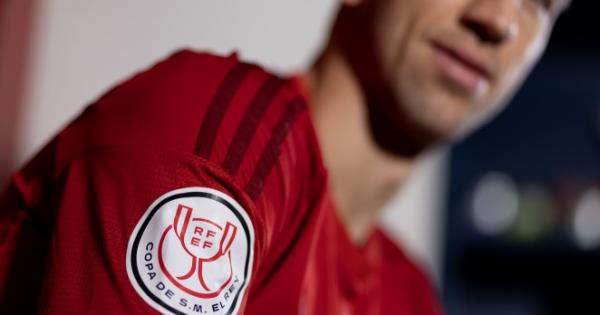 Darko Brasanac posa con la camiseta de Osasuna diseñada para la final de Copa del Rey frente al Real Madrid. Foto: Club Atlético Osasuna