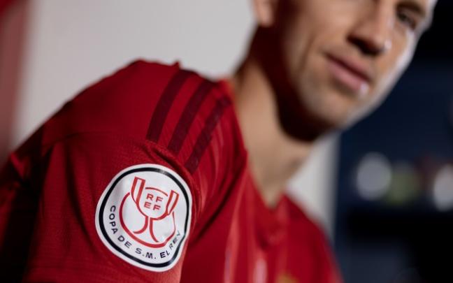 Darko Brasanac posa con la camiseta de Osasuna diseñada para la final de Copa del Rey frente al Real Madrid. Foto: Club Atlético Osasuna