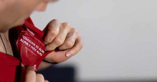 Darko Brasanac posa con la camiseta de Osasuna diseñada para la final de Copa del Rey frente al Real Madrid. Foto: Club Atlético Osasuna