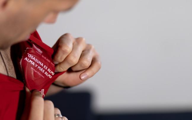 Darko Brasanac posa con la camiseta de Osasuna diseñada para la final de Copa del Rey frente al Real Madrid. Foto: Club Atlético Osasuna