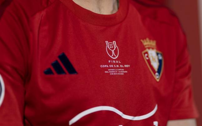 Darko Brasanac posa con la camiseta de Osasuna diseñada para la final de Copa del Rey frente al Real Madrid. Foto: Club Atlético Osasuna