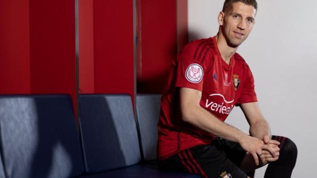 Darko Brasanac posa con la camiseta de Osasuna diseñada para la final de Copa del Rey frente al Real Madrid. Foto: Club Atlético Osasuna