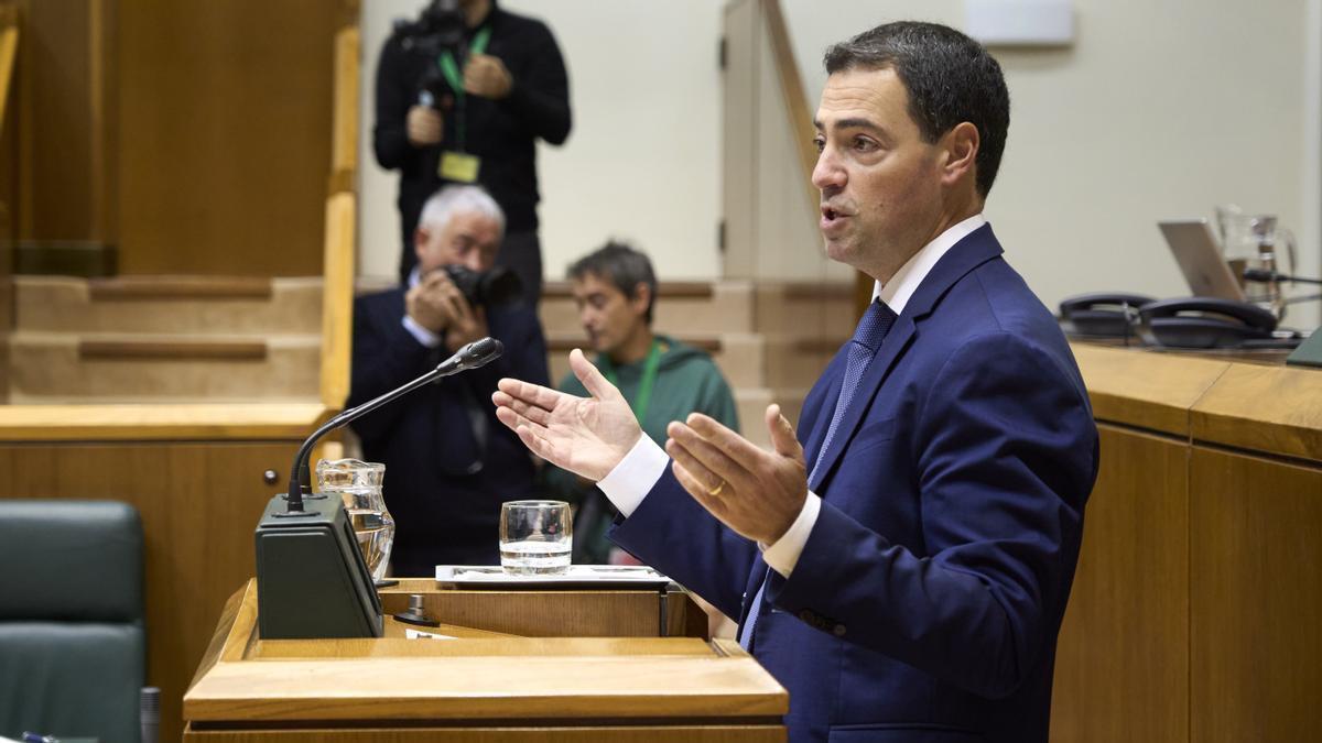 Imanol Pradales, durante una sesión en el Parlamento Vasco.