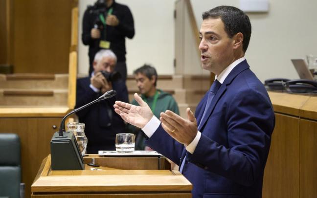 Imanol Pradales, durante una sesión en el Parlamento Vasco.