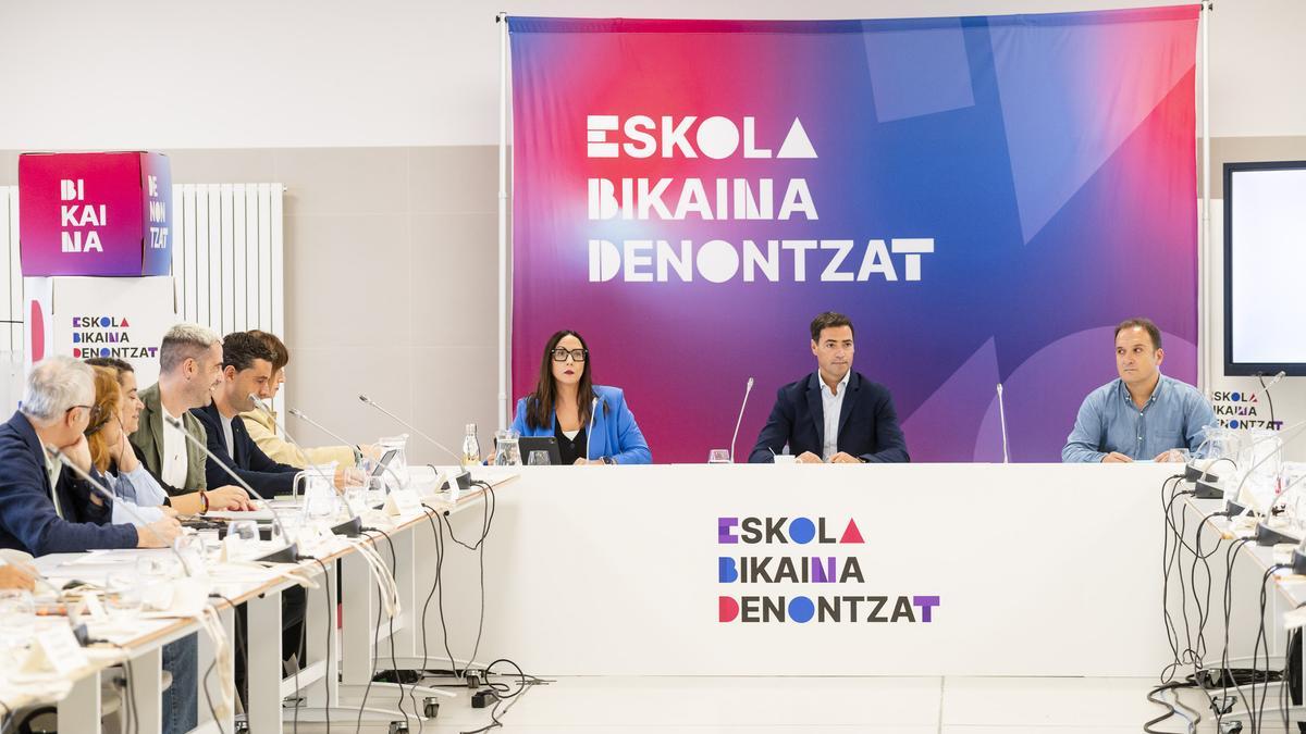 La mesa del Pacto contra la Segregación escolar, liderada por el lehendakari y la consejera de Educación.