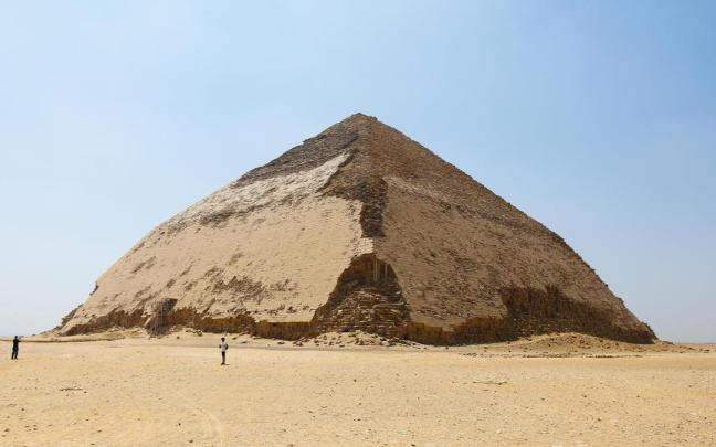 La Pirámide Acodada en Dahshur, al sur de El Cairo.
