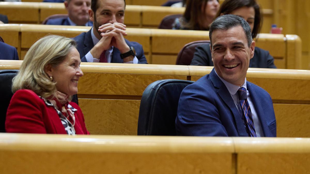 El presidente del Gobierno español, Pedro Sánchez, y la vicepresidenta primera y ministra de Asuntos Económicos y Transformación Digital, Nadia Calviño.