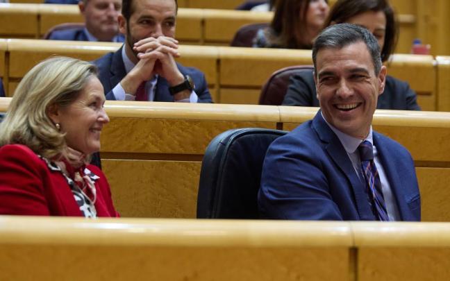 El presidente del Gobierno español, Pedro Sánchez, y la vicepresidenta primera y ministra de Asuntos Económicos y Transformación Digital, Nadia Calviño.