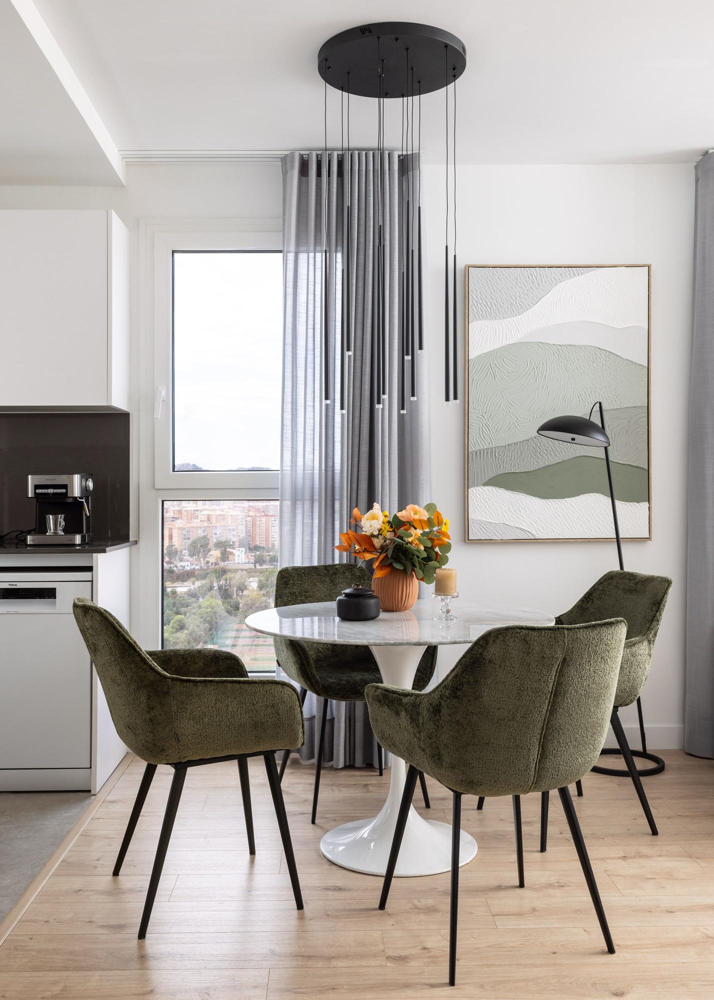 La zona de comedor, entre el salón y la cocina.