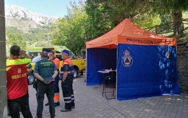 El equipo de rescate enviado para socorrer a los espeleólogos accidentados en la cueva de Valporquero (León). El equipo de rescate enviado para socorrer a los espeleólogos accidentados en la cueva de Valporquero (León).